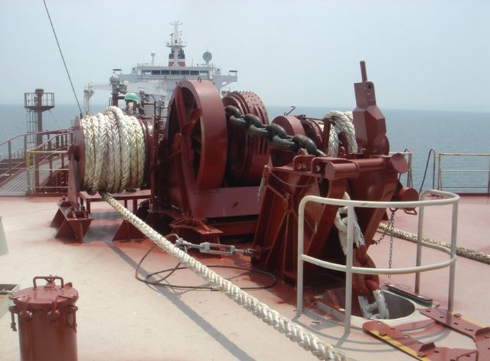 Ship anchor windlass weighing anchoring treuil ancre de navire